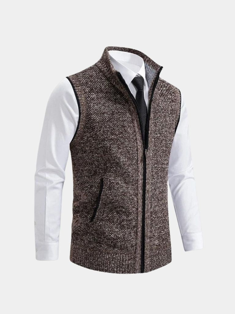 Gilet élégant à fermeture éclair intégrale Danoir Paris™ porté par un modèle, en tissu raffiné avec col montant et détails soignés.