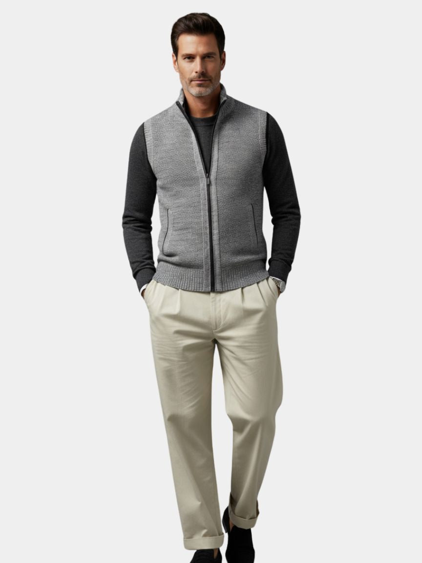 Gilet élégant Danoir Paris™ avec fermeture éclair intégrale, porté en extérieur, en tissu noir sophistiqué.