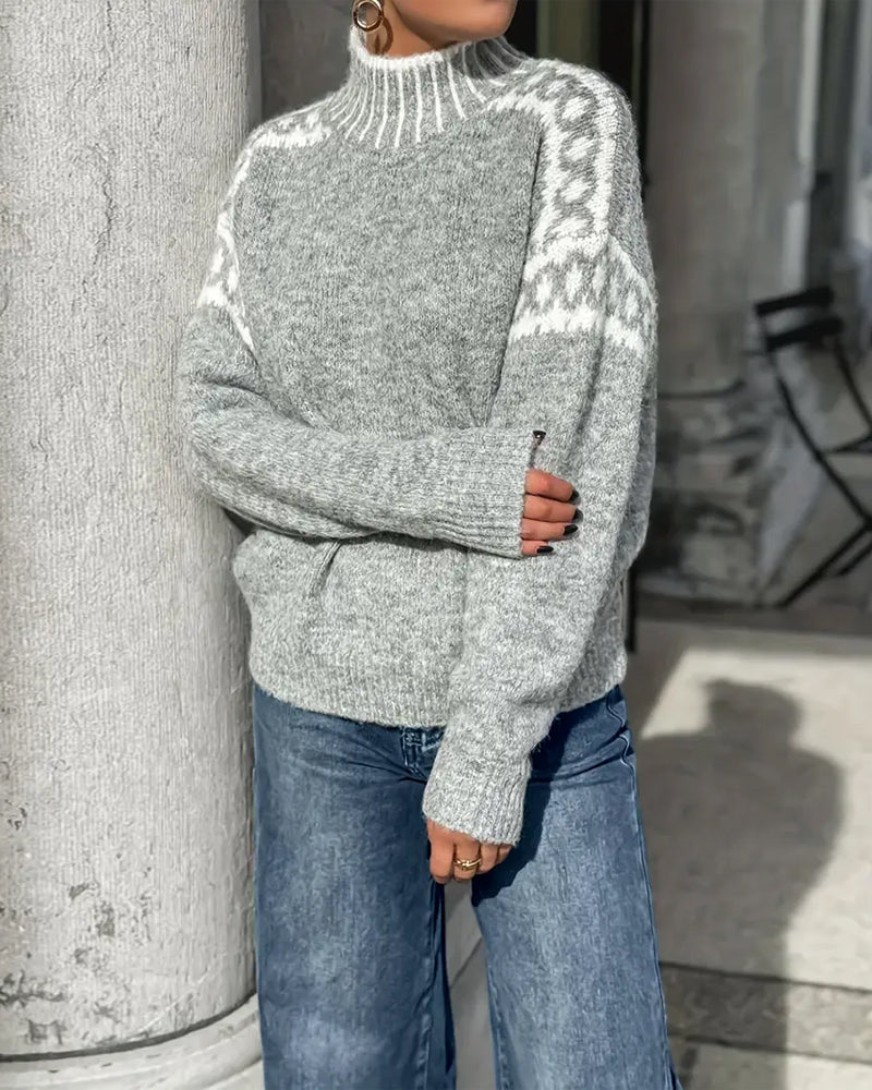 Pull maille élégant Elise™ de Danoir Paris, en cachemire gris, porté avec col en V et manches longues.