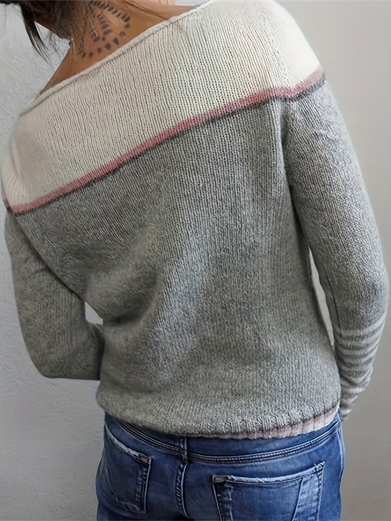 Pull rayé à manches longues Katharina de Danoir Paris, en maille douce avec motifs rayés, porté de face.