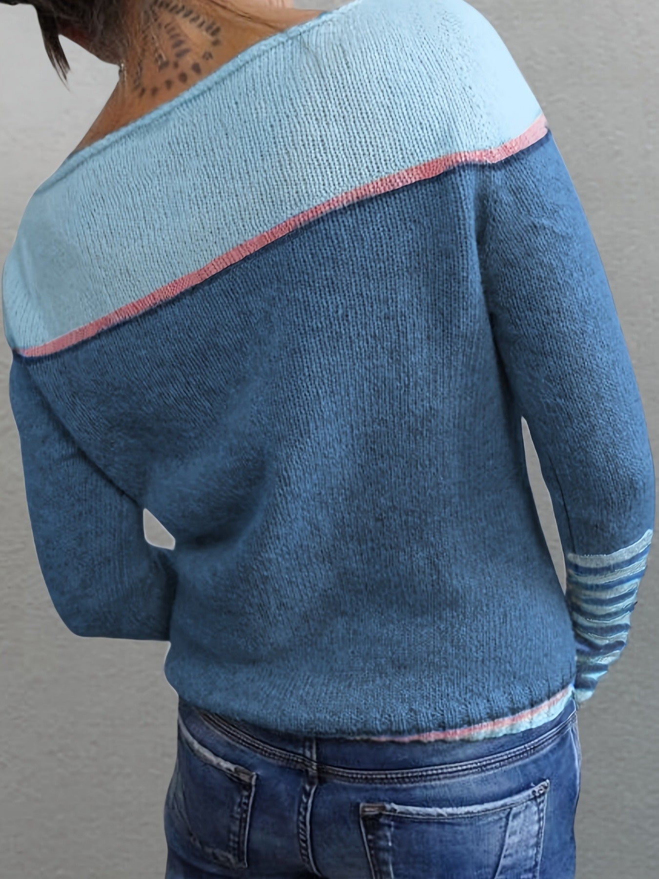 Pull rayé à manches longues Katharina de Danoir Paris, en tissu doux, porté sur un mannequin avec fond neutre.