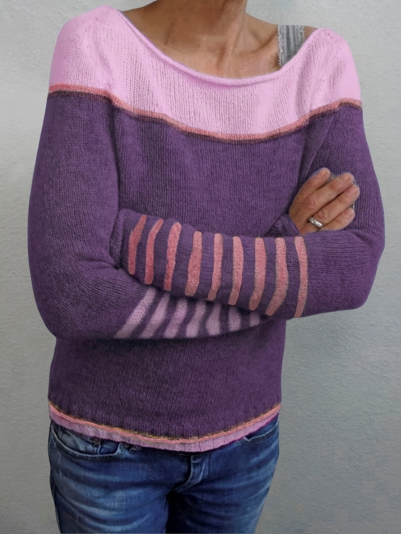 Pull rayé à manches longues Katharina de Danoir Paris, modèle en coton avec motifs colorés, porté sur un fond neutre.