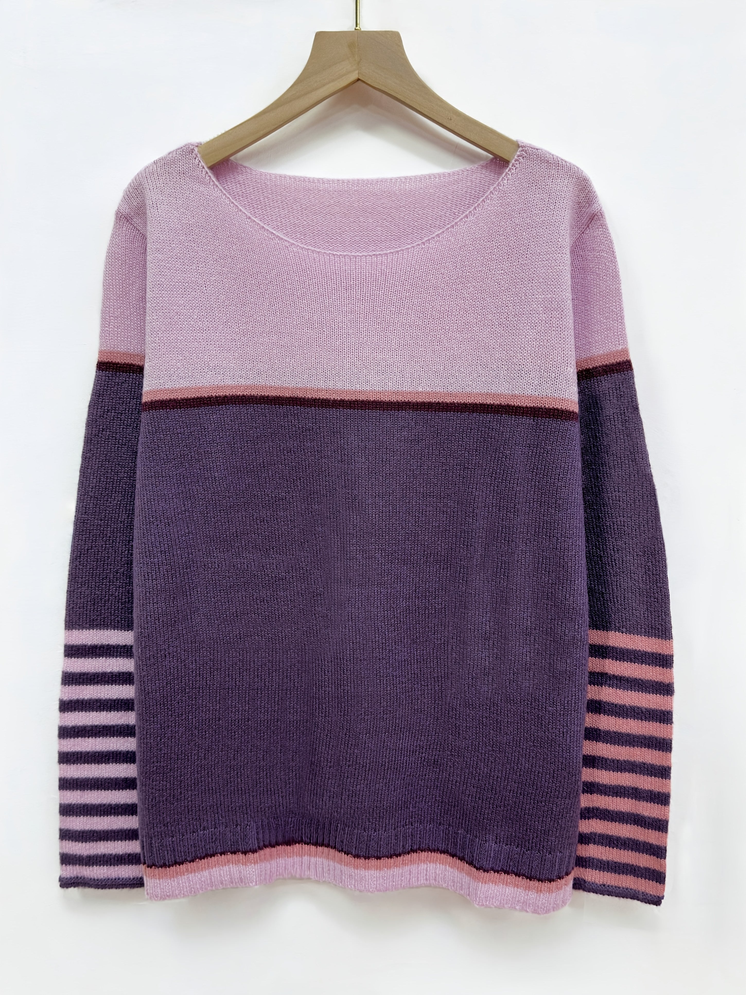 Pull rayé à manches longues Katharina de Danoir Paris, tissu doux avec motifs colorés, porté sur mannequin.
