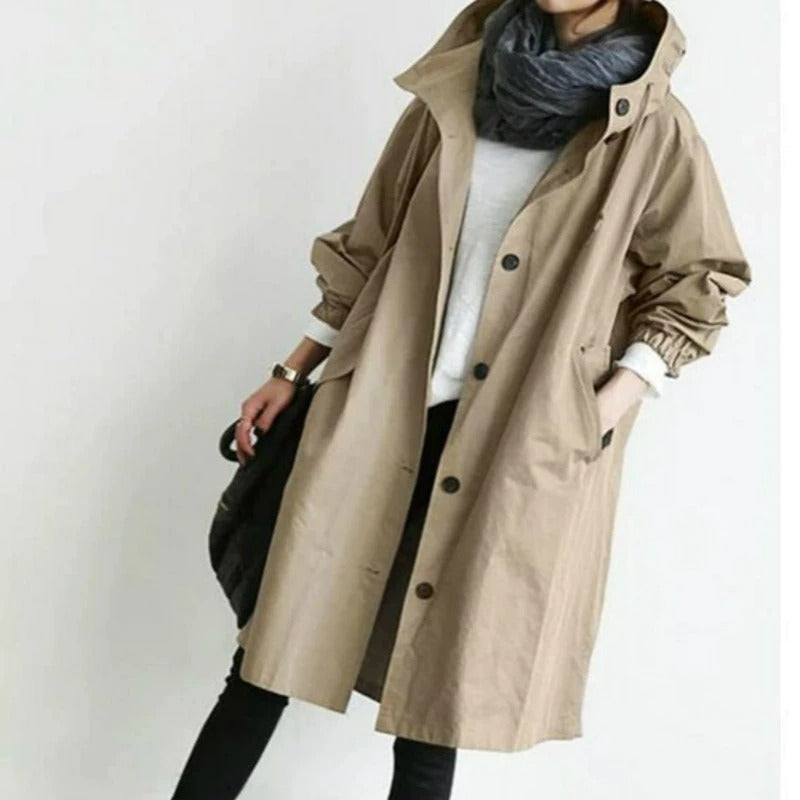Mandy trench coat élégant déperlant gris Danoir Paris, coupe sophistiquée avec boutons et ceinture, vue de face.
