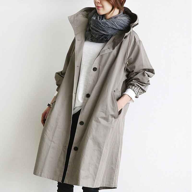 Mandy trench coat élégant déperlant de Danoir Paris, veste gris foncé pour femme, tissu imperméable et style sophistiqué.