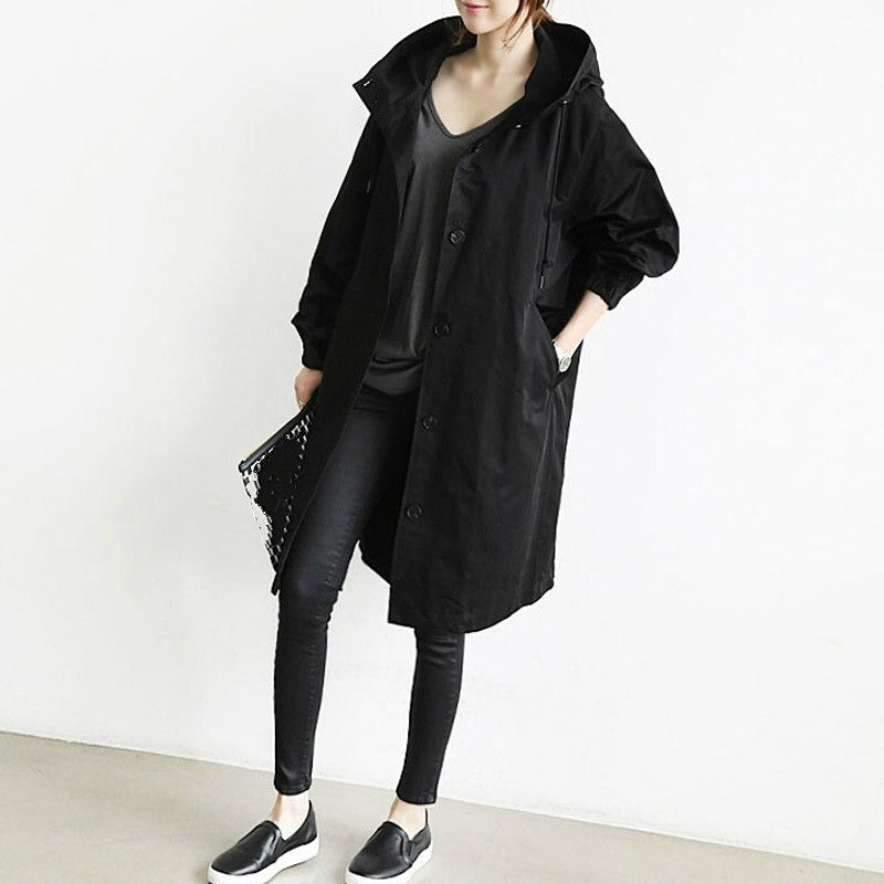 Mandy trench coat élégant déperlant de Danoir Paris en gris, veste longue avec ceinture et boutons, pour un style sophistiqué.