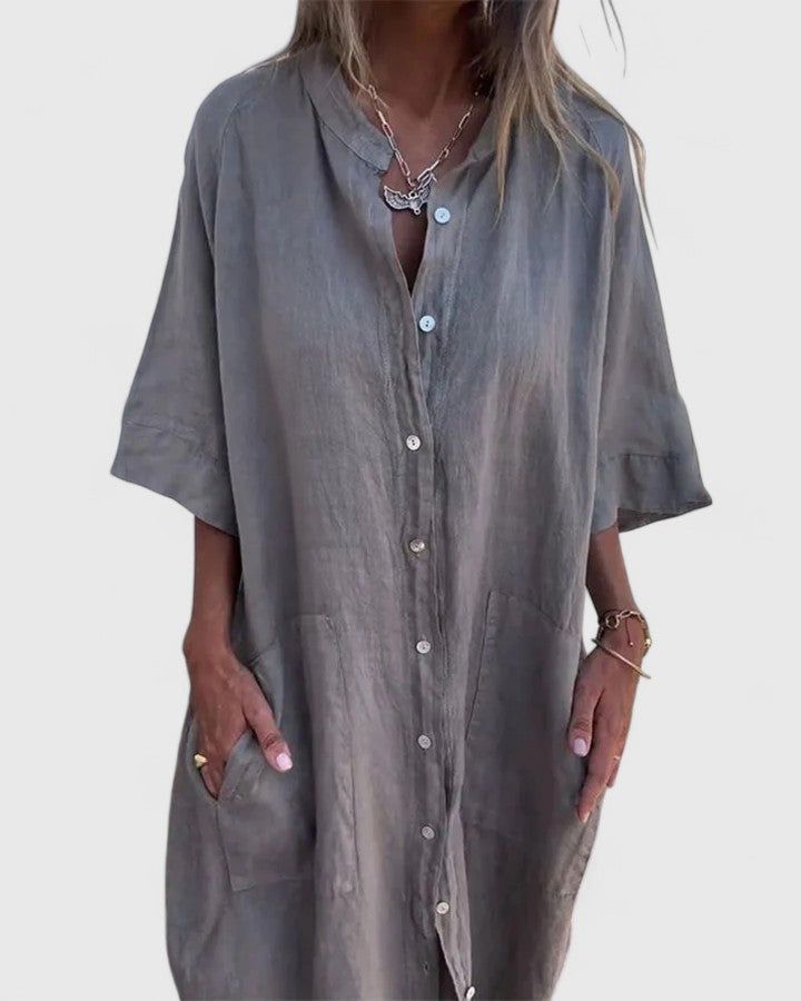 Robe en lin élégante Marella par Danoir Paris, silhouette fluide et détails sophistiqués, portée dans un cadre élégant.