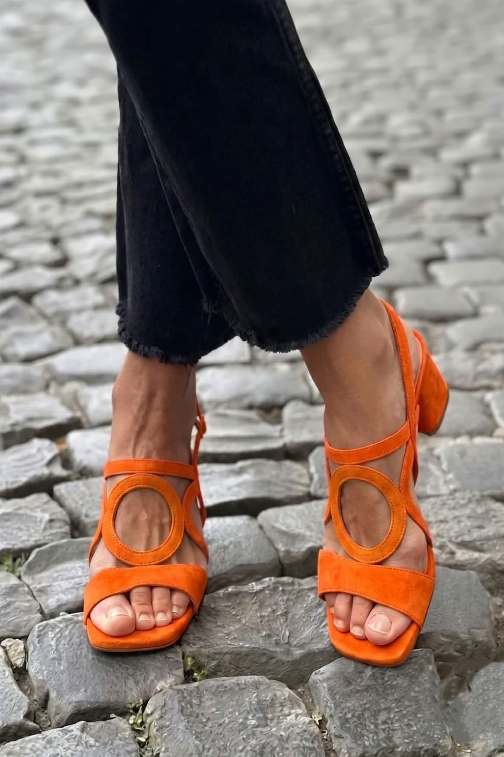 Sandales d'été Vivace Valentina de Danoir Paris en jaune, avec brides confortables et semelle élégante.