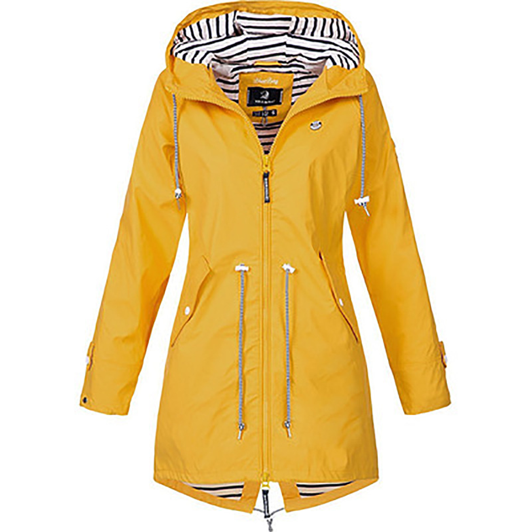 Imperméable jaune Danoir Paris Glayda, élégant et confortable, avec capuche et fermeture à boutons, porté en extérieur.