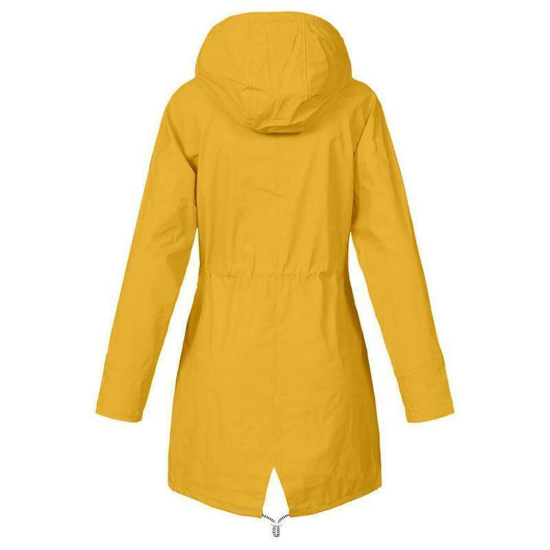 Imperméable jaune élégant et confortable de la marque Danoir Paris, conçu pour une protection stylée contre la pluie.