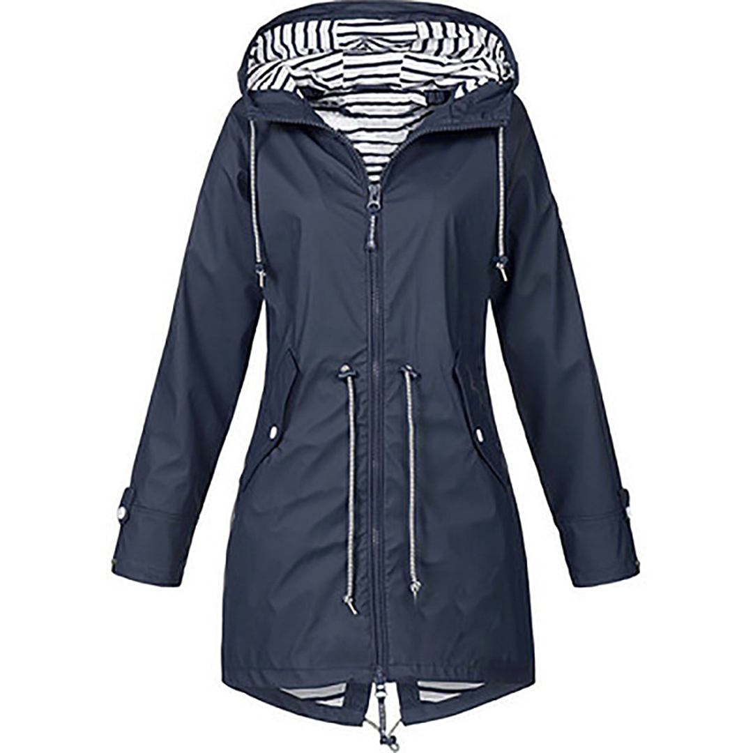 Imperméable jaune Danoir Paris Glayda, élégant et confortable, avec capuche et boutons, porté en extérieur.