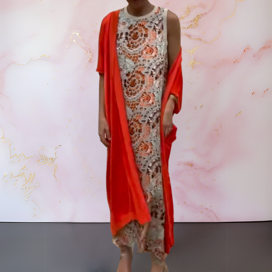 Robe maxi élégante Melanie de Danoir Paris, tissu fluide et coupe sophistiquée, portée avec des accessoires raffinés.