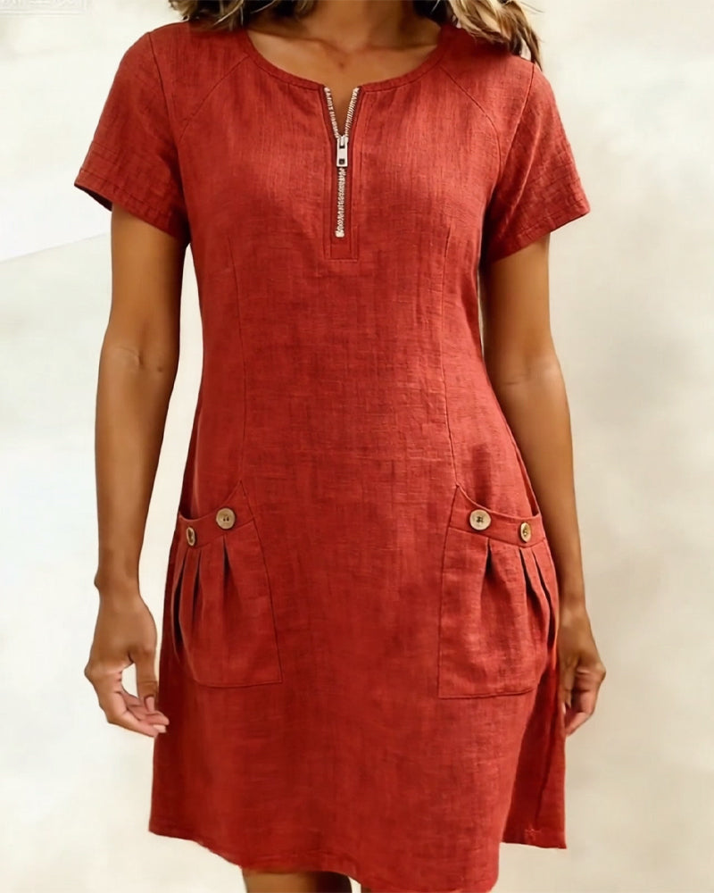 Robe Lina™ de Danoir Paris, robe élégante en tissu fluide, portée avec ceinture à la taille, fond blanc.