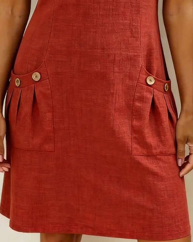 Robe Lina™ de Danoir Paris, robe élégante en tissu fluide, portée avec ceinture, style chic et naturel pour le quotidien.