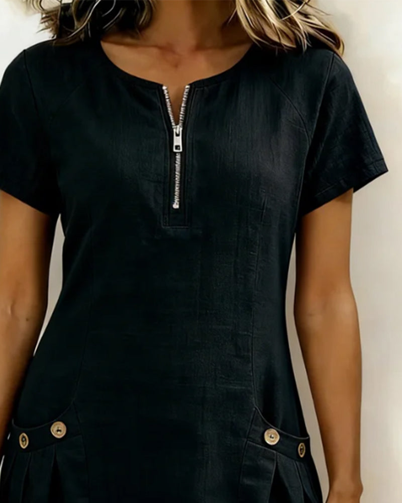 Robe Lina™ de Danoir Paris, robe élégante en tissu fluide et léger, portée dans un style décontracté et chic.