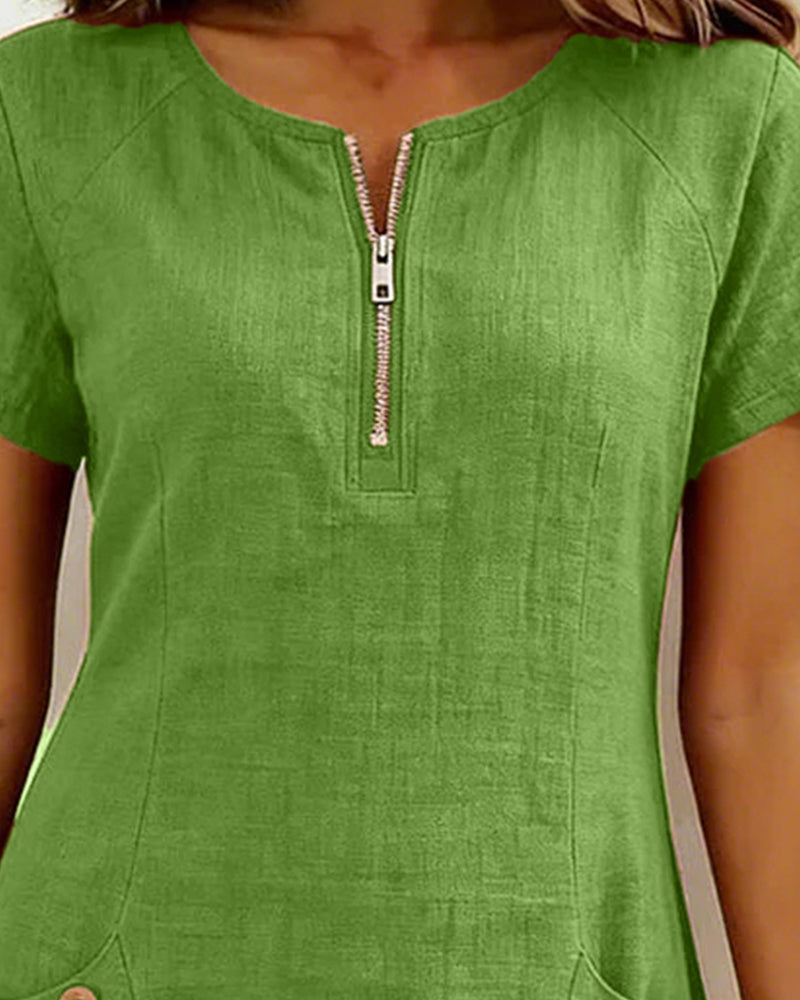 Robe Lina™ de Danoir Paris, robe élégante en tissu fluide avec coupe droite, portée décontractée et chic.