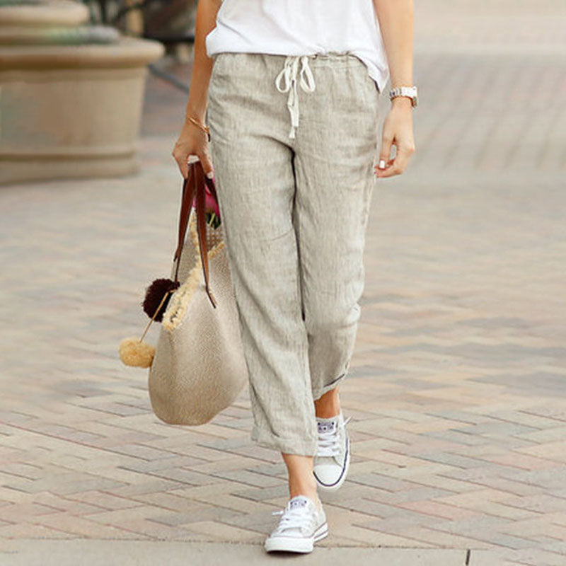 Pantalons casual Alvie de Danoir Paris en tissu léger, couleur neutre, vue frontale sur mannequin.