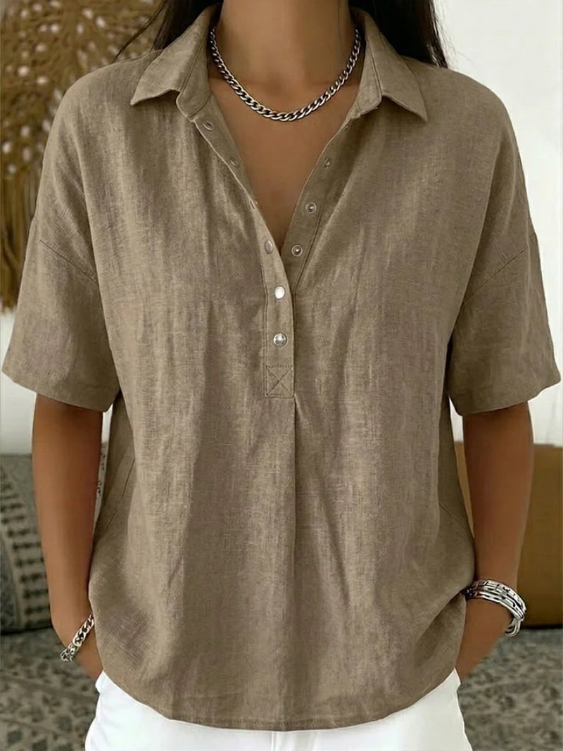 Blouse à col Hélène™ de Danoir Paris, modèle 5XL, en tissu léger blanc avec détails élégants, portée sur mannequin.
