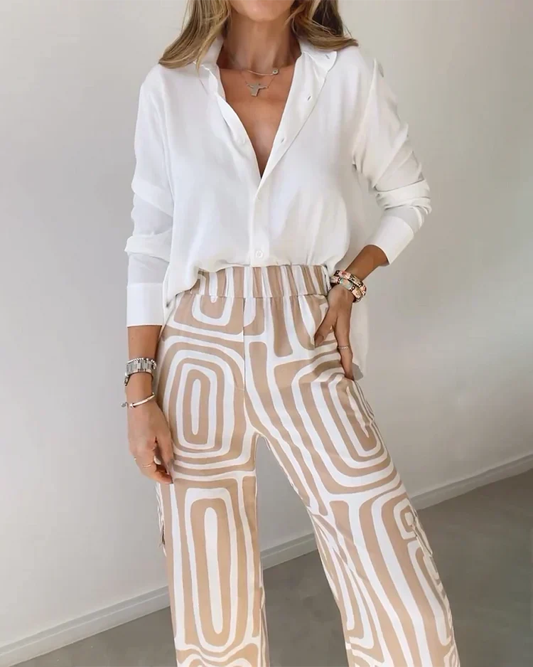 Ensemble élégant deux pièces Olivia de Danoir Paris, en tissu kaki, avec veste et pantalon sophistiqués, porté par un mannequin.