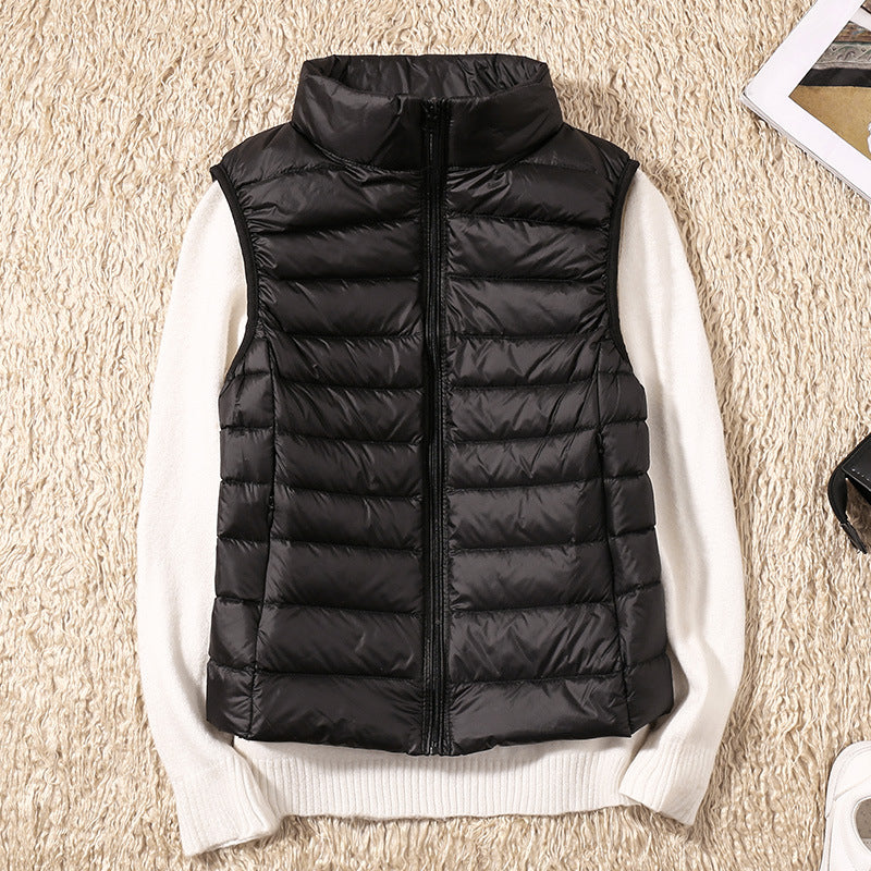 Gilet élégant en duvet Saphire de Danoir Paris, couleur kaki, porté, en tissu doux et chaud, taille XS.