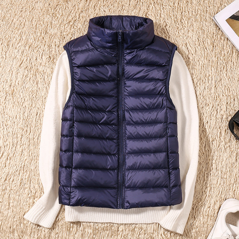 Gilet élégant en duvet de couleur kaki par Danoir Paris, style sophistiqué et confortable, vue de l'avant.