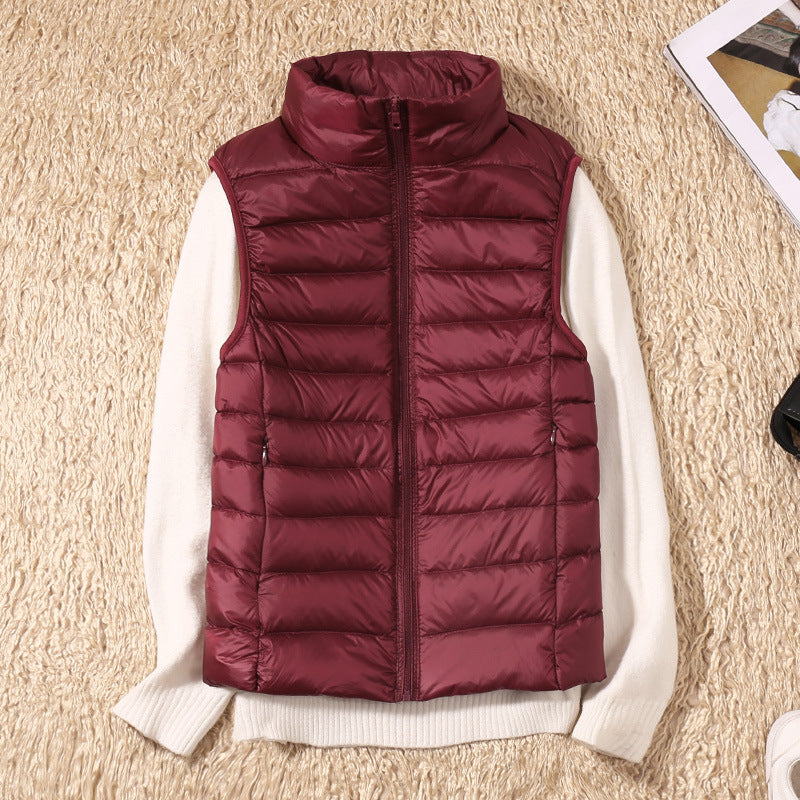 Gilet élégant en duvet Saphire de Danoir Paris, couleur kaki, taille XS, porté avec détails en tissu léger et sophistiqué.
