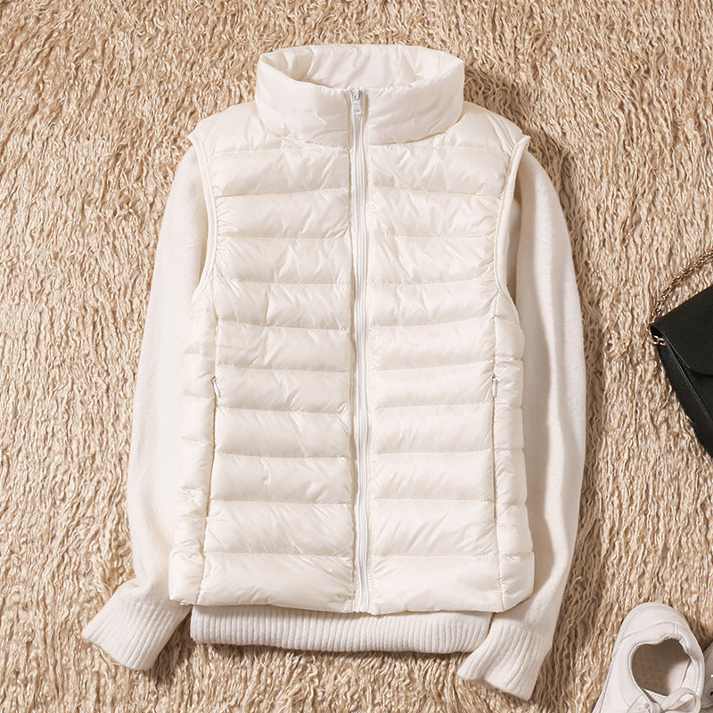 Gilet élégant en duvet Saphire de Danoir Paris, couleur kaki, porté par un mannequin, détail de la texture douce et raffinée.
