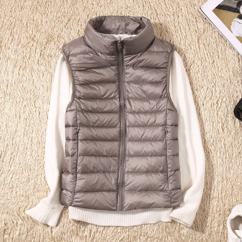 Gilet élégant en duvet Saphire de Danoir Paris, couleur kaki, porté en taille XS, douceur et style sophistiqué.