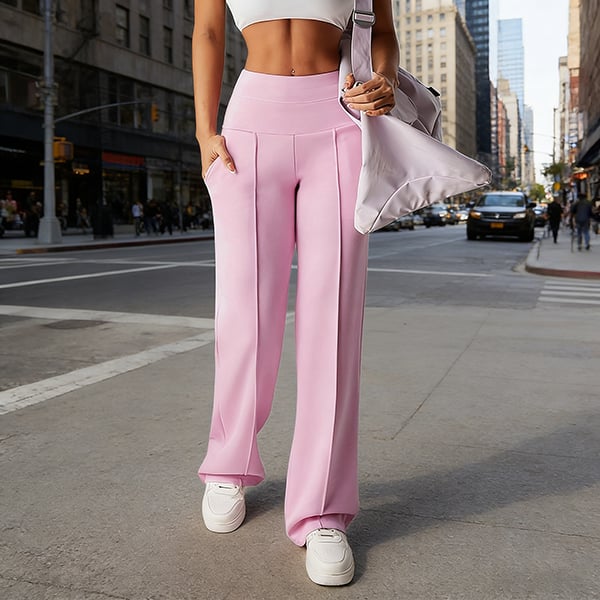 Pantalon femme à jambes larges et droites, taille haute, tissu extensible, en rose de la marque Danoir Paris.