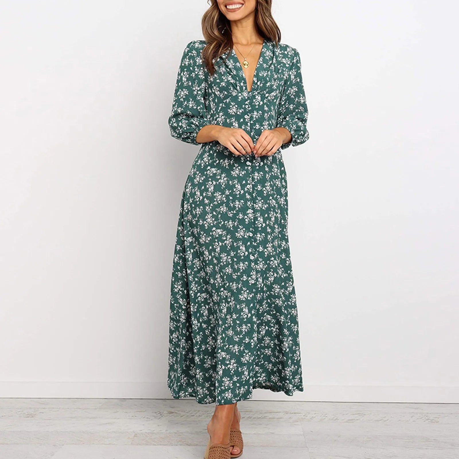 Robe fleurie élégante Jane de Danoir Paris, tissu léger avec motifs floraux, portée avec manches courtes et coupe fluide.