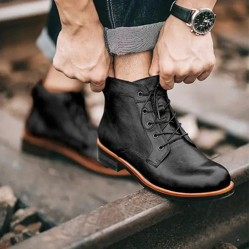 Bottes en cuir Hunter™ pour homme de Danoir Paris, visibles en image avec détails élégants et finition de qualité.