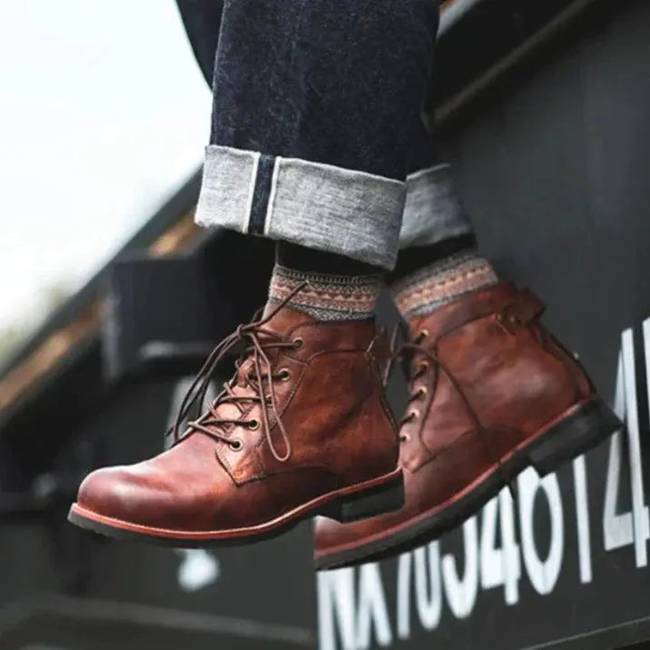 Bottes en cuir Hunter™ pour homme de Danoir Paris, montrant la texture élégante et la finition soignée du produit.