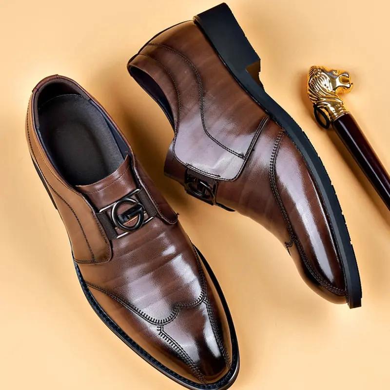Chaussures en cuir faites à la main Giovanni™ de Danoir Paris, élégantes et sophistiquées, en cuir brun avec finition soignée.