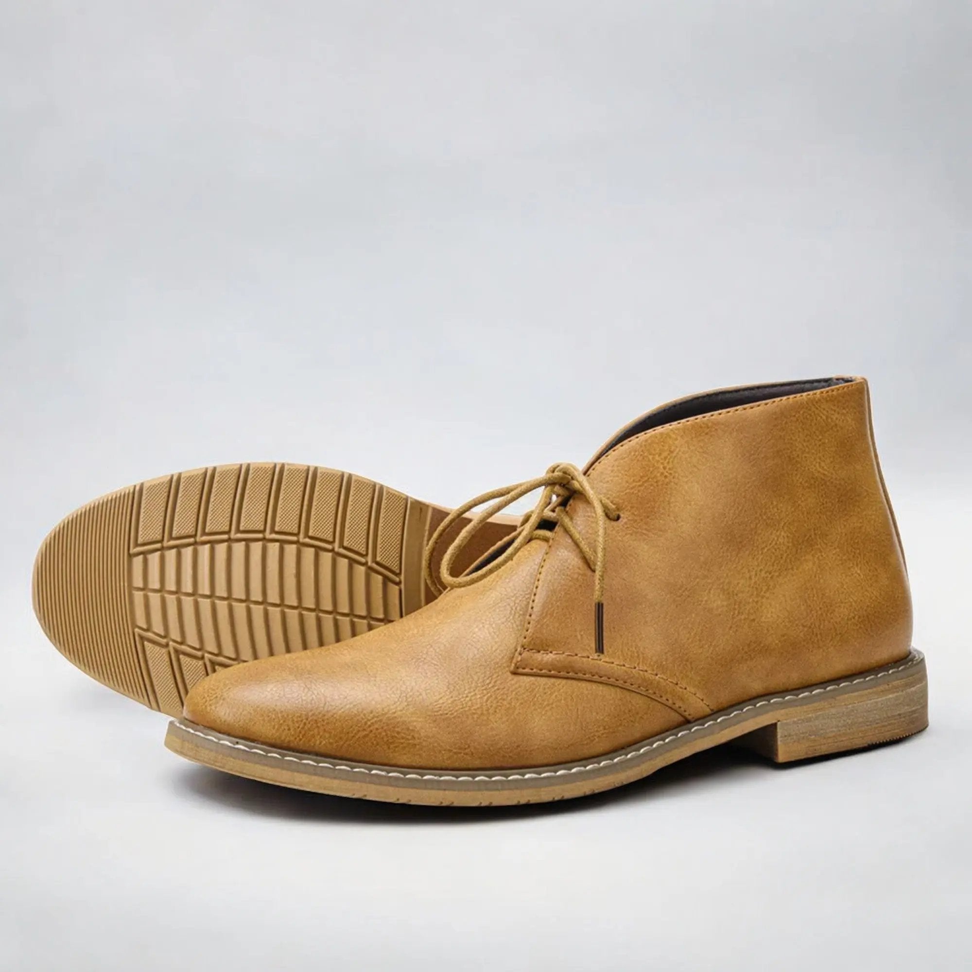 Bottines Chukka en cuir Herold™ par Danoir Paris, élégantes et classiques, avec semelle en cuir et lacets marron.