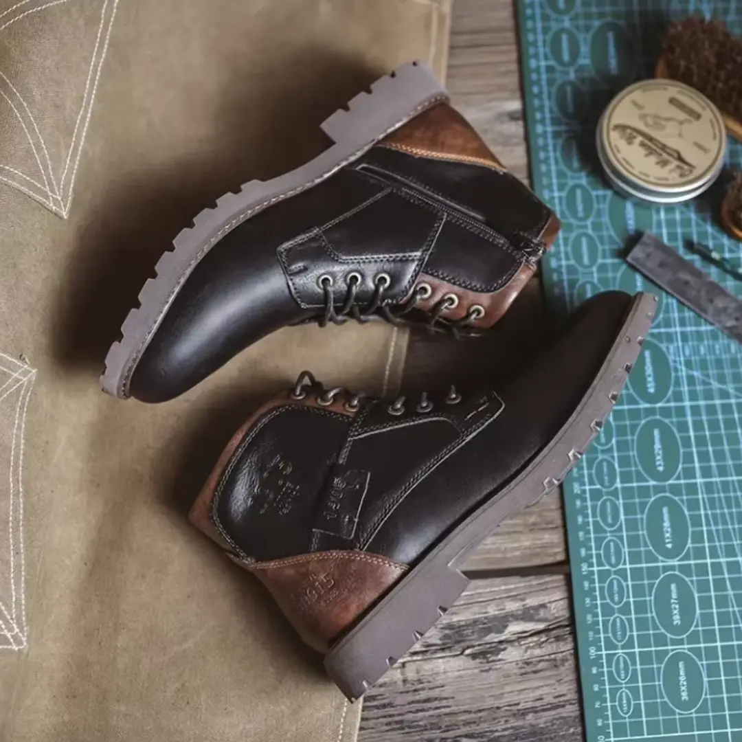 Bottes en cuir vintage Aaron™ de Danoir Paris, style élégant avec finition patinée, semelle en cuir et design classique.