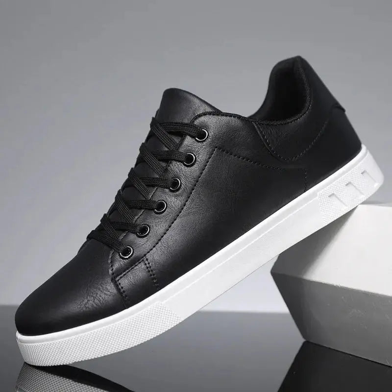 Chaussures sportives décontractées Fernando de Danoir Paris, vue de face avec design moderne et détails en tissu noir et blanc.
