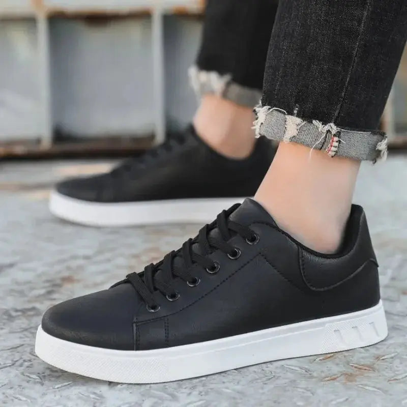Chaussures sportives décontractées Fernando Danoir Paris en cuir noir avec semelle blanche, vue de face.