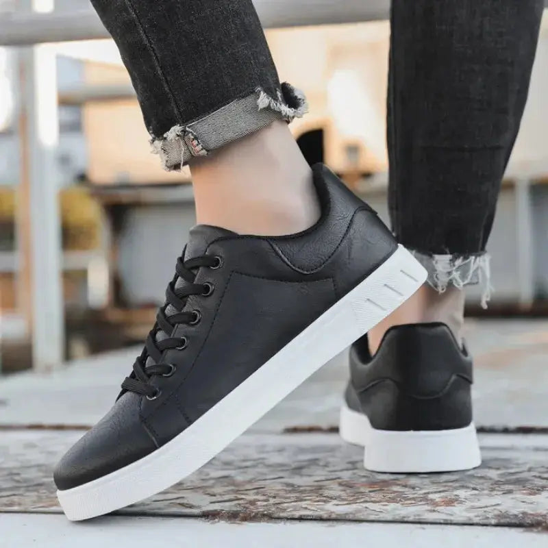 Chaussures sportives décontractées Fernando™ de Danoir Paris, baskets confortables en cuir noir avec semelle blanche.
