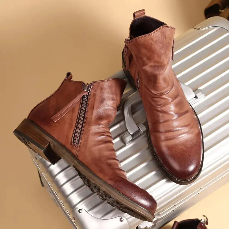 Bottines Chelsea en cuir Owens™ de Danoir Paris, style élégant, avec semelle en caoutchouc et finition lisse, vue de face.