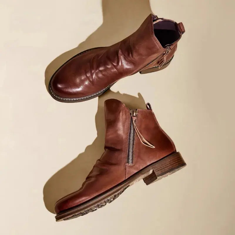 Bottines Chelsea en cuir Owens™ de Danoir Paris, style élégant avec semelle en caoutchouc et détails sophistiqués.