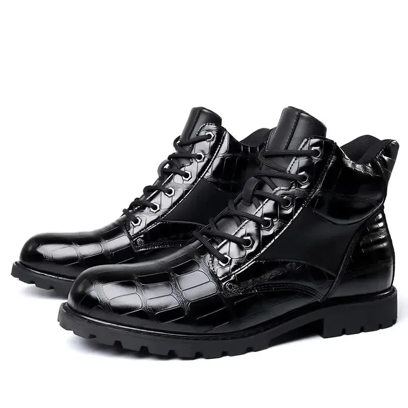 Bottes en cuir de crocodile Rendell™ par Danoir Paris, élégantes et sophistiquées, vues de côté avec finition en cuir brillant.