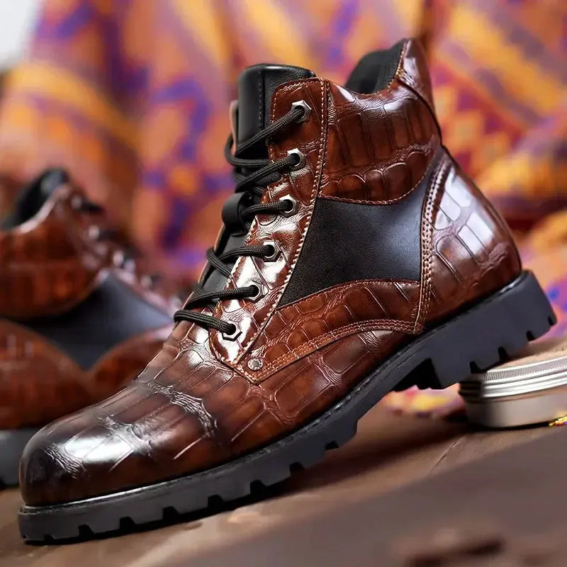 Bottes en cuir de crocodile Rendell™ de Danoir Paris, élégantes et sophistiquées, avec détails en cuir brillant et talons hauts.