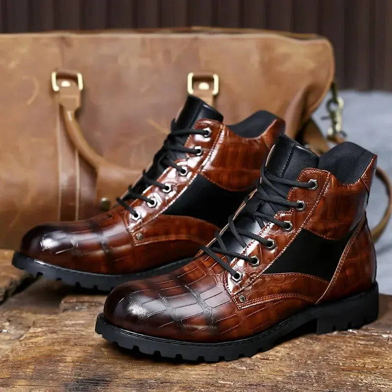 Bottes en cuir de crocodile Rendell™ de Danoir Paris, avec détails élégants et finition sophistiquée, vue de côté.