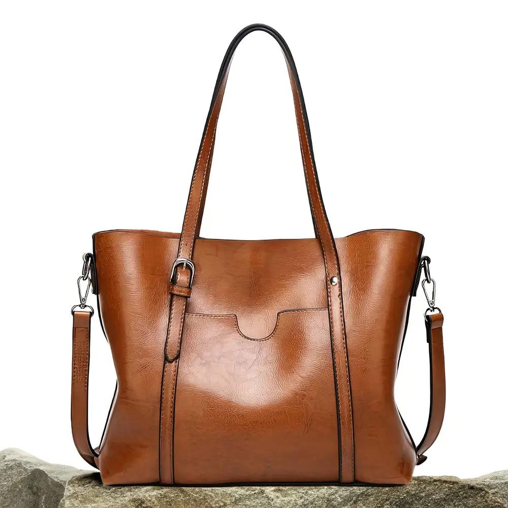 Sac à main en cuir marron Blythe de Danoir Paris, sac de luxe élégant et intemporel avec bandoulière ajustable.