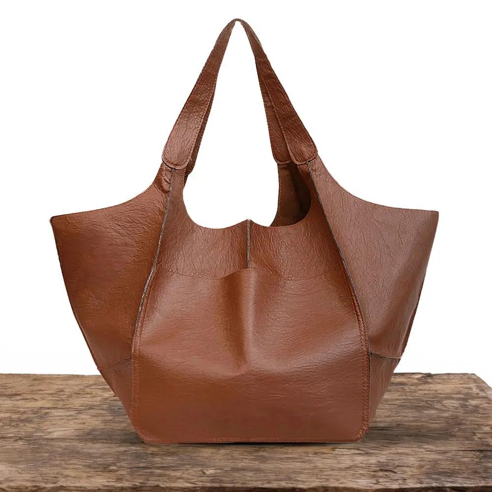 Sac vintage Cecilia de Danoir Paris en marron, avec design nostalgique et détails élégants, idéal pour un style rétro chic.