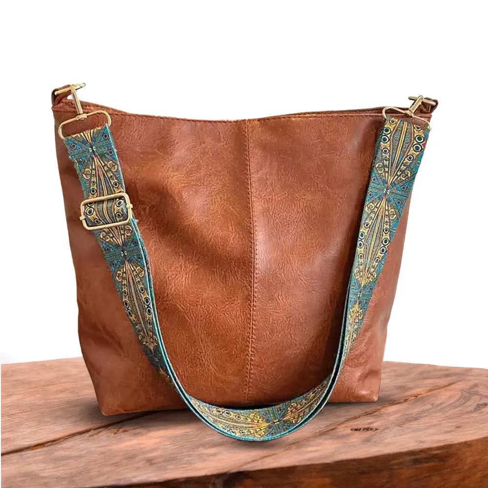 Sac à bandoulière vintage Danoir Paris Freya en cuir marron clair, élégant et intemporel, idéal pour un style sophistiqué.
