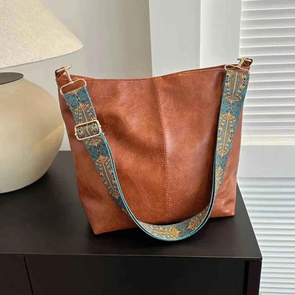 Sac à bandoulière vintage Danoir Paris Freya en cuir marron clair, style intemporel et élégant pour femme.