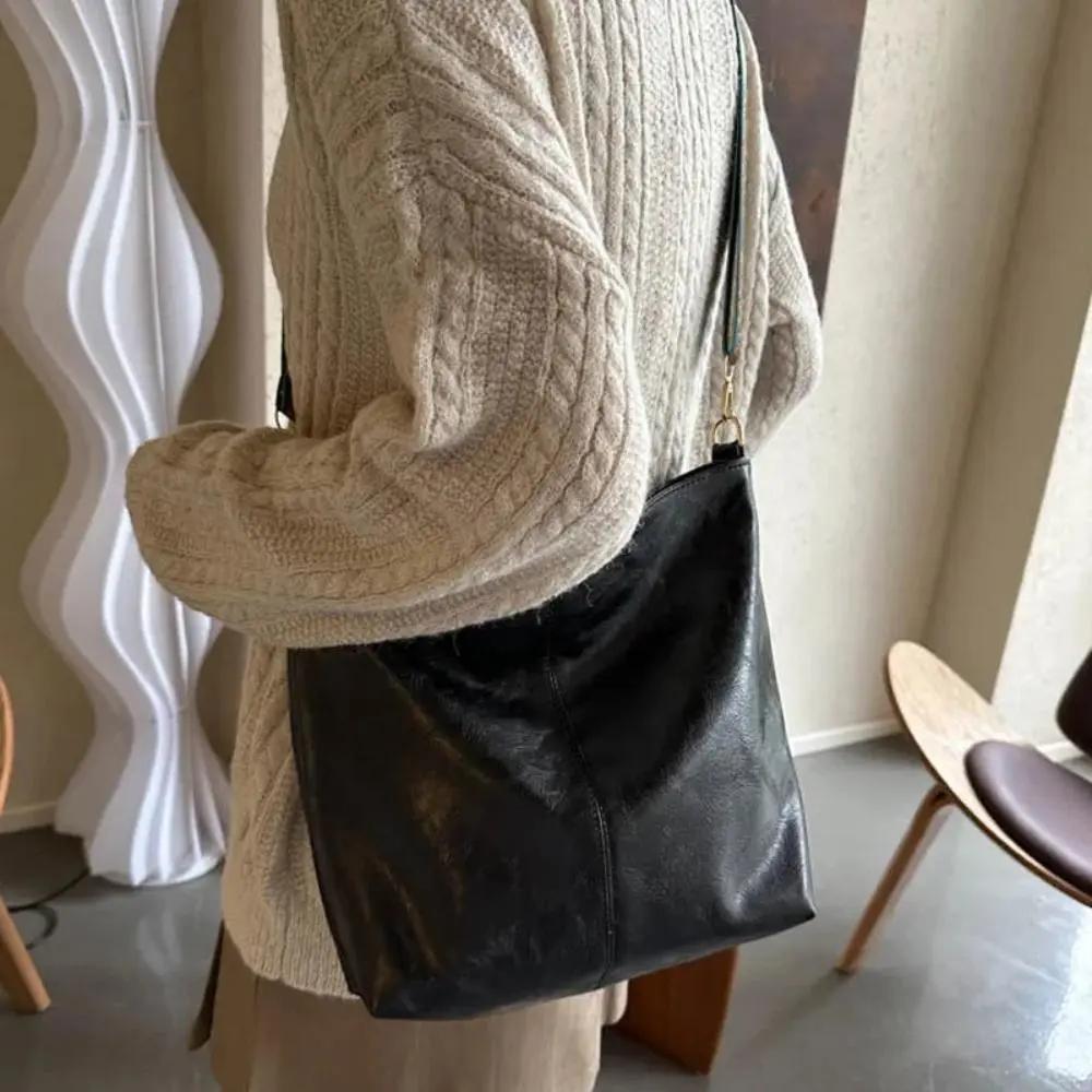 Sac à bandoulière vintage Danoir Paris Freya en cuir marron clair, design intemporel et élégant.