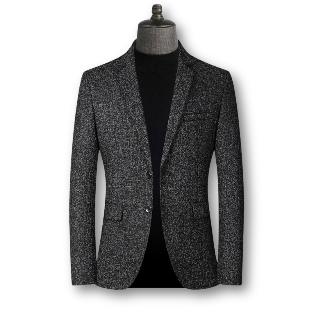 Blazer élégant en tissu écossais de Danoir Paris, coupe classique, détails de boutons et poches visibles.