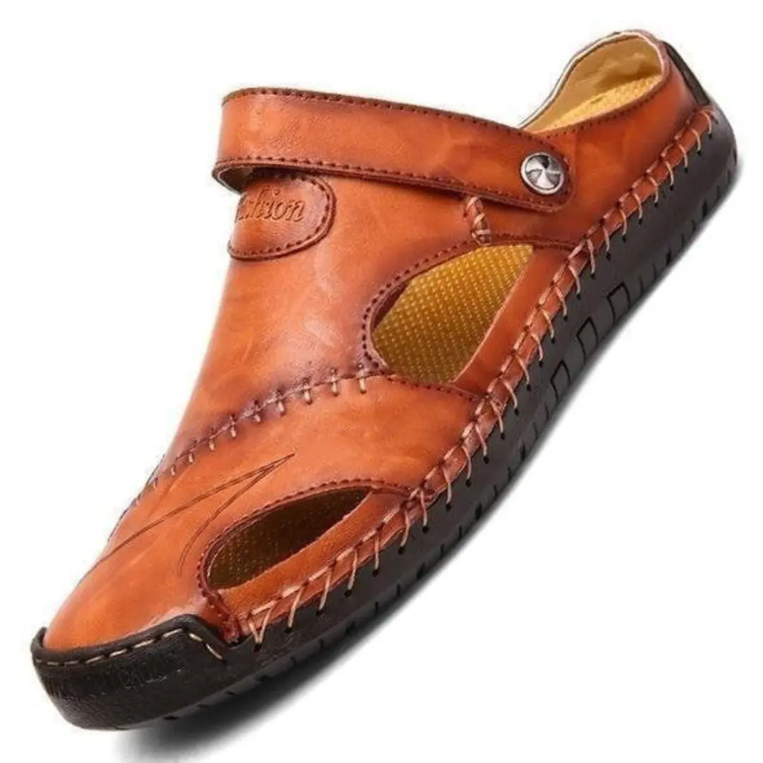 Sandales orthopédiques en cuir Chris™ de Danoir Paris, visibles avec semelle confortable et design élégant.
